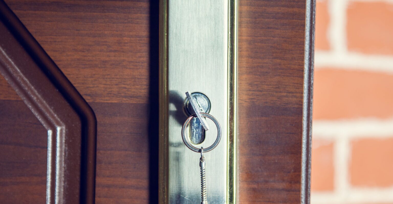 How to choose a trusted locksmith and avoid overpaying